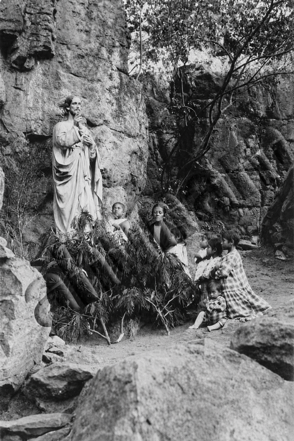 Altar a Cristo, en la sierra de Zacatecas, improvisado. Mujer y niños visitan
