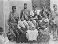 5 soldados cristeros zacatecanos con cananas, acompañados por familia, 3 mujeres y 2 niños
