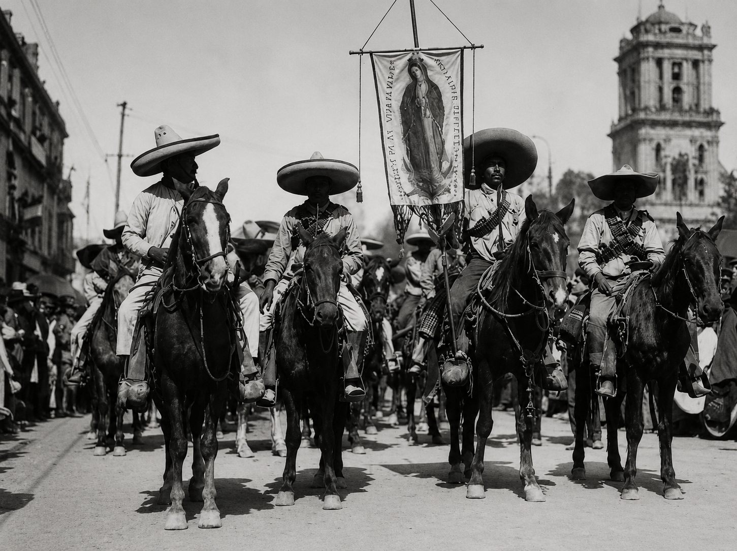 Caballería cristera con el estandarte guadalupano ante la catedral