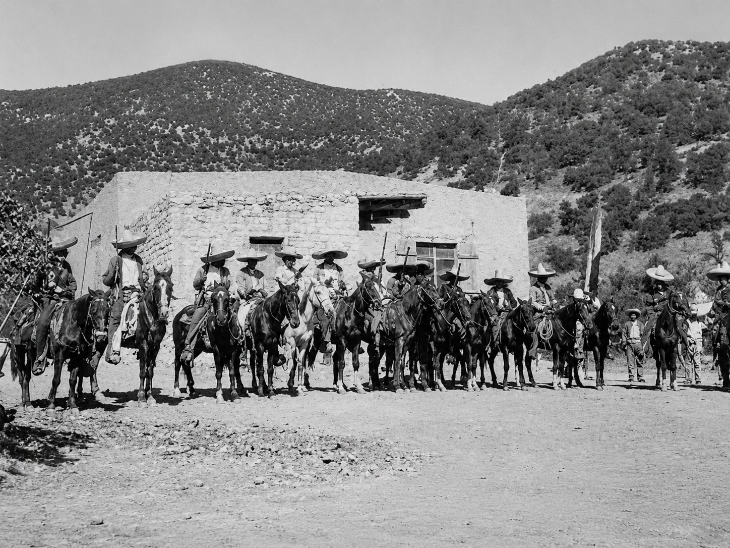 Caballería cristera formada frente a una casa rural en la sierra