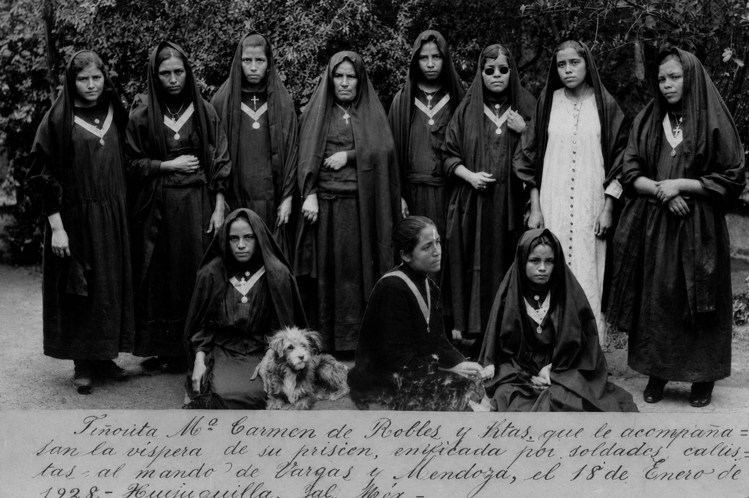 Carmen Robles y compañeras vestidas de luto, la víspera de su prisión, Huejuquilla, Jalisco, 1928