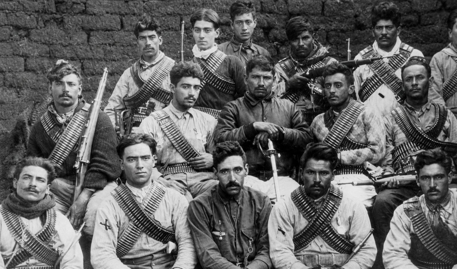 Retrato de grupo de combatientes cristeros con cananas cruzadas