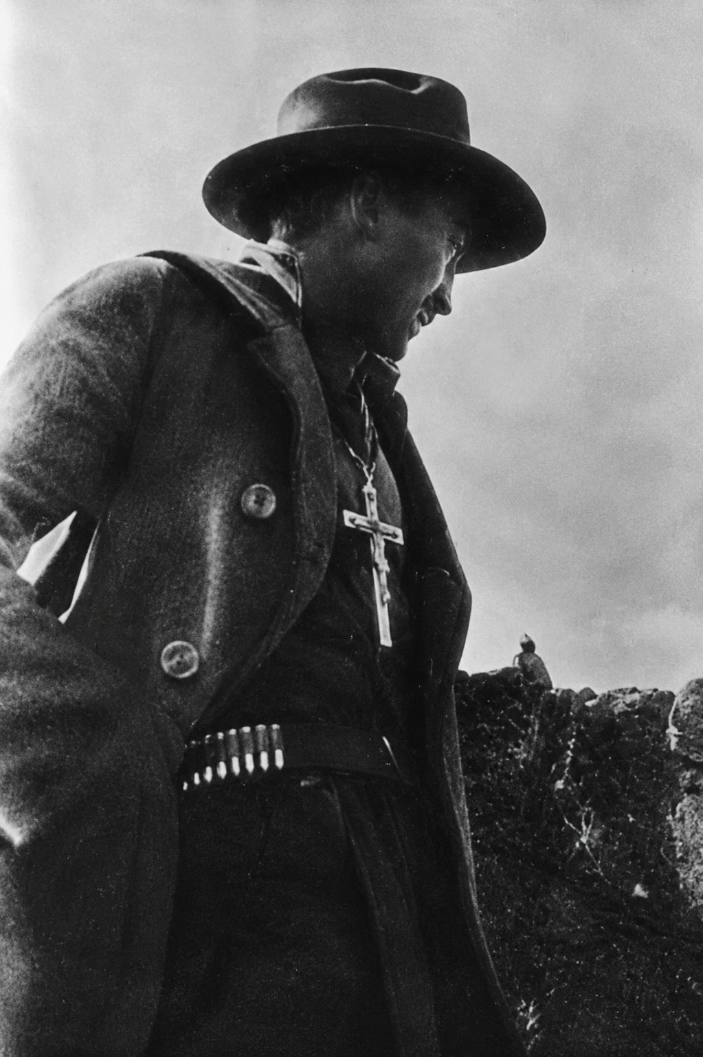 Combatiente cristero con crucifijo al pecho y canana, circa 1927