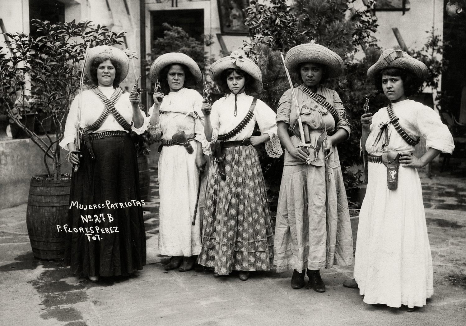 Mujeres patriotas armadas, integrantes de las Brigadas Femeninas