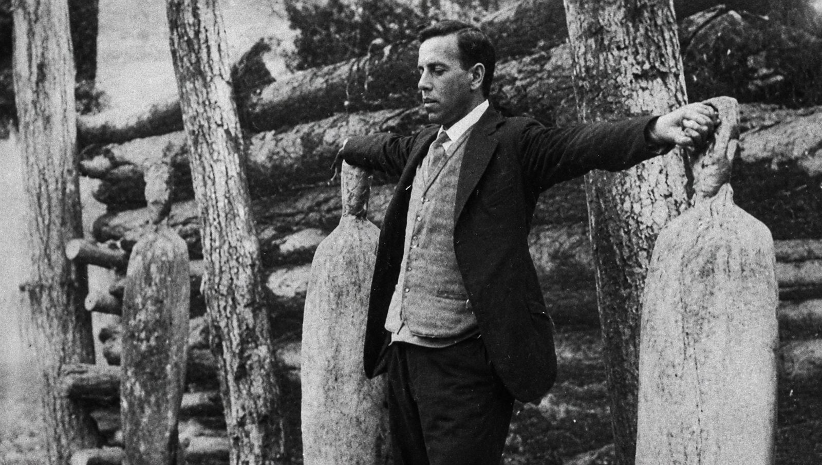 Padre Miguel Pro S.J. con los brazos en cruz ante el pelotón de fusilamiento, 23 de noviembre de 1927