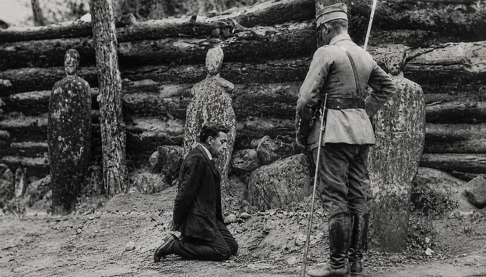Padre Miguel Pro orando de rodillas ante el pelotón de fusilamiento, 1927