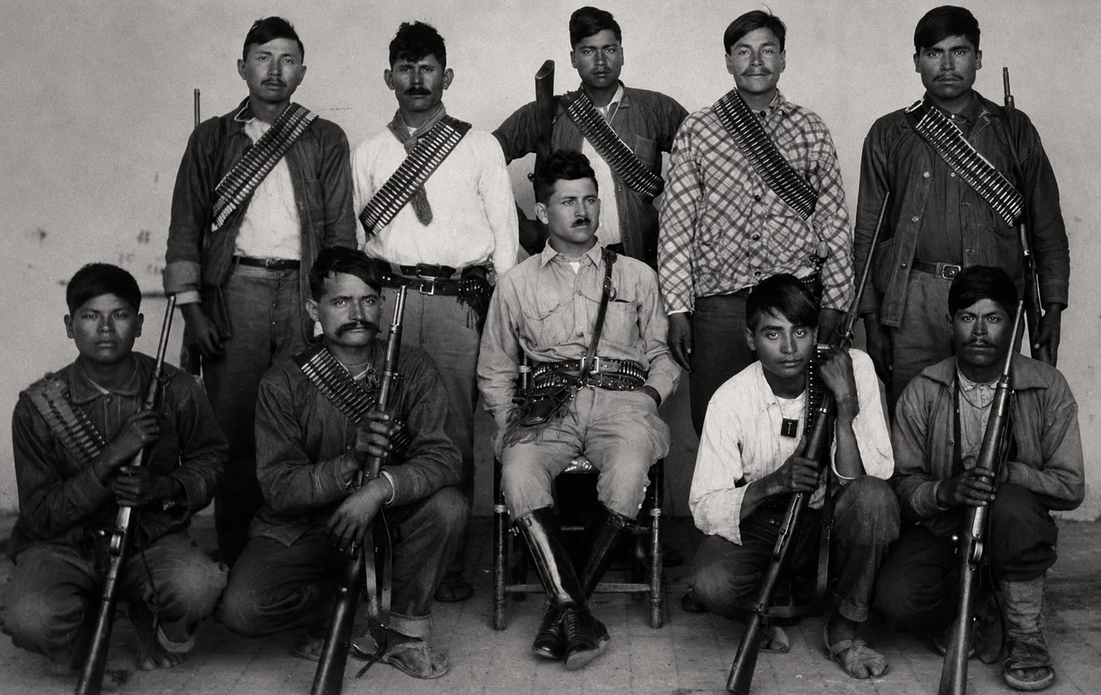Tropa cristera posando con cananas y fusiles, circa 1927
